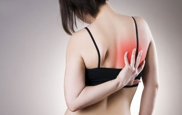 Dorsago, que se asocia coa osteocondrose torácica, maniféstase como dor punzante ao moverse.